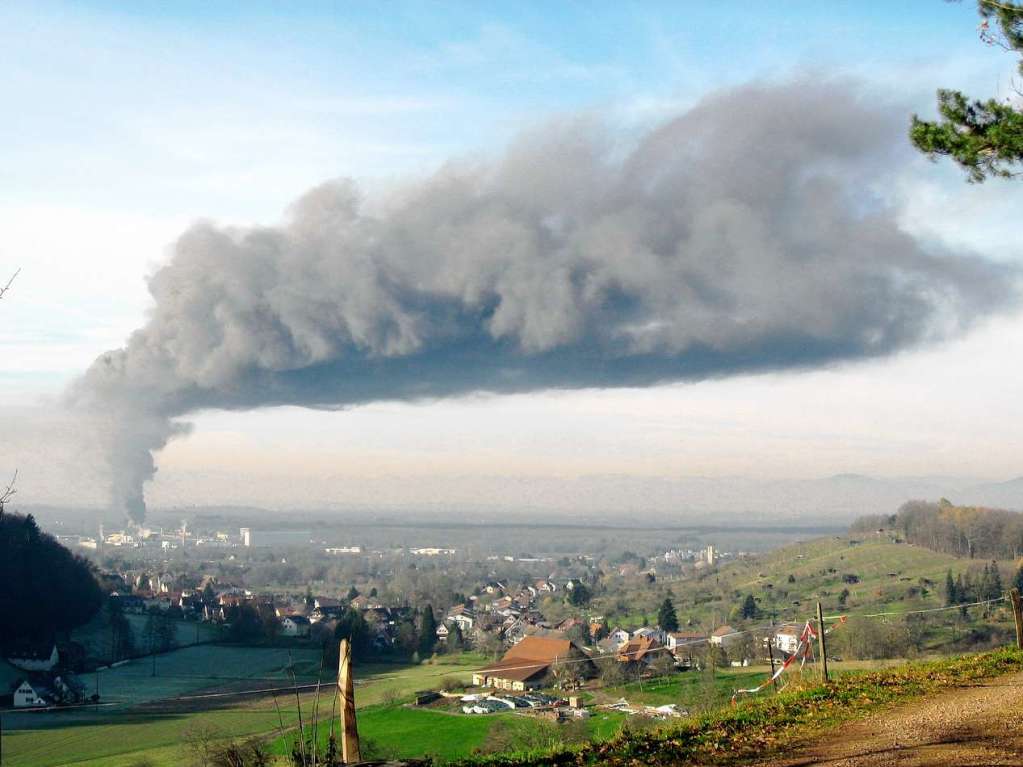 Rauchwolke vom Brand der Metzgerei Gruninger , Privatfoto von Wolfram Wette, fotografiert zwischen Heuweiler und Wildtal.