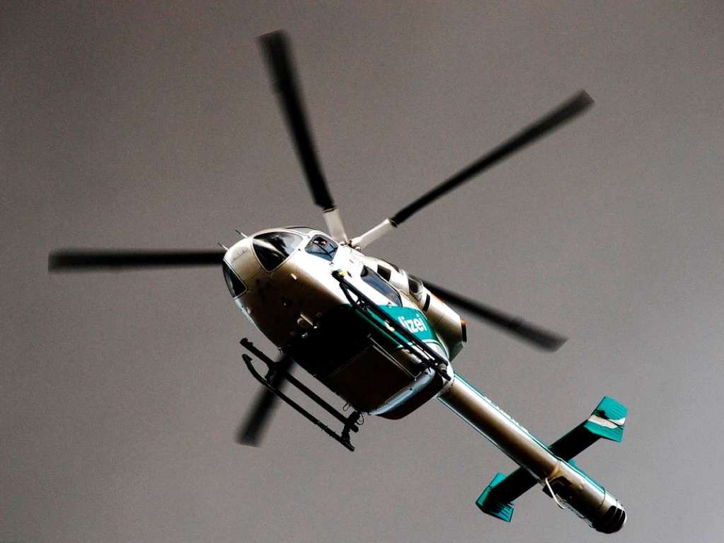 Leserfoto eines Hubschraubers, dessen Besatzung ber dem Firmengelnde Luftproben nahm.