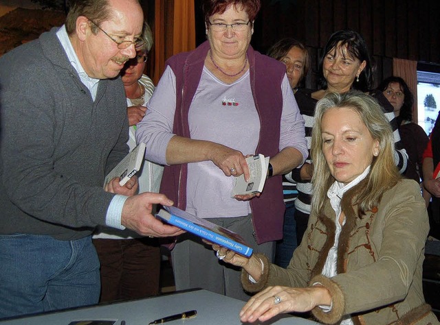 Ertappt: Auch Mnner lieen sich Frauenromane von Gaby Hauptmann signieren.   | Foto: Ulrike Jger