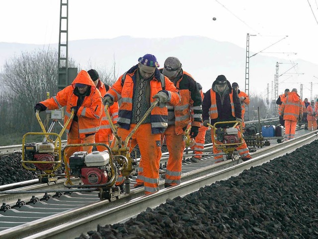 Gleisbau ist trotz vieler Maschinen noch mit Handarbeit  verbunden.  | Foto: Frank Berno Timm