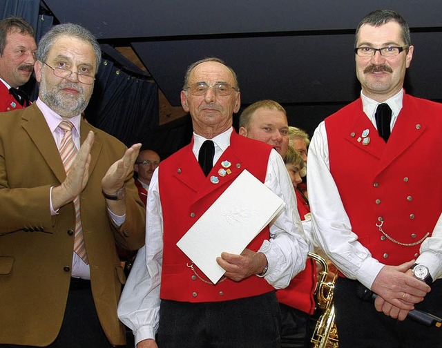 Der Prsident des Blasmusikverbandes H...der Trachtenkapelle Siegfried Mutter.   | Foto: christel schuster-stich