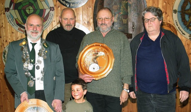 v.l.n.r.: Oberschtzenmeister Frieder ...s beim Schieen auf die Glcksscheibe.  | Foto: Dennis zkan