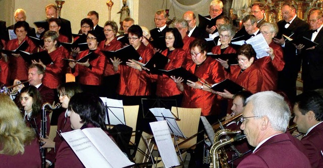 Kirchenchor und Musikverein boten eine...berzeugende Vorstellung in St. Ulrich.  | Foto: Cornelius Witt