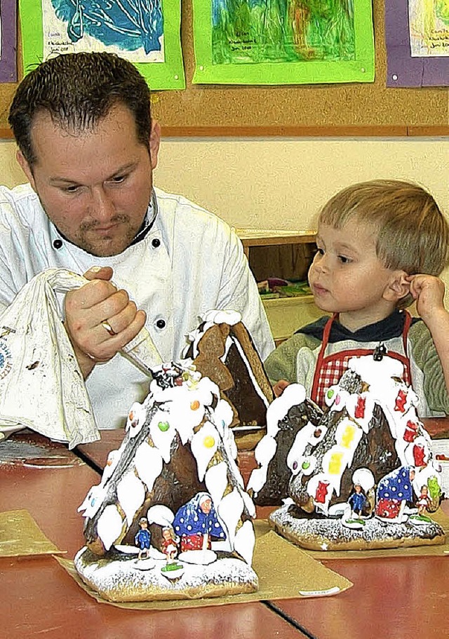 Konditormeister Tobias Haas zeigte den... das Herstellen von Lebkuchenhuschen.  | Foto: tina httich