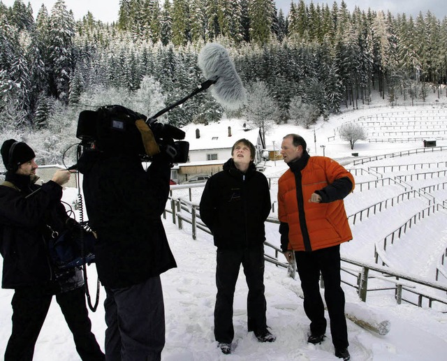 Joachim Hfker (rechts)  zeigte  und e...chfirstschanze in allen Einzelheiten.   | Foto: eva korinth