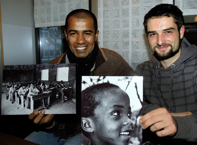 Adilson Oliveira de Souza (links) und ...tmaringer Pfarrhaus ihre Fotografien.   | Foto: Jutta Binner-Schwarz