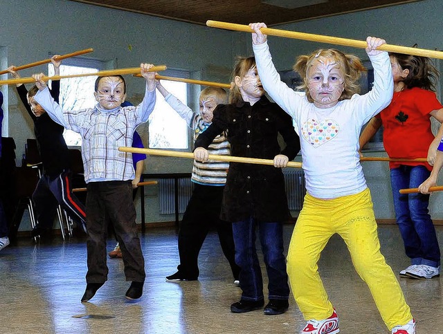 Die Kleinkinder  bei ihrer Vorfhrung mit dem Stab.    | Foto: Wolfgang Knstle