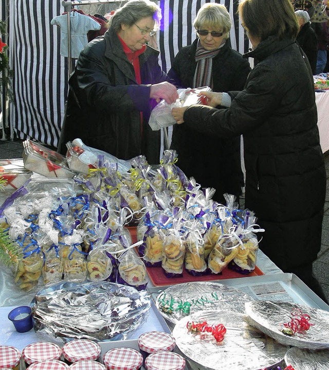 Selbst Gemachtes, ob Kuchen, Brtle od...hnachtsmarkt rund um den Brgleplatz.   | Foto: mario schneberg