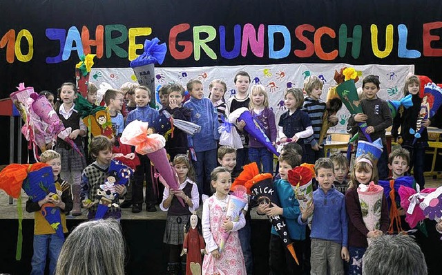 Mit ihrem Lied &#8222;Schule ist wie e...e 1a und 1b beim  Grundschuljubilum.   | Foto: Bleckmann