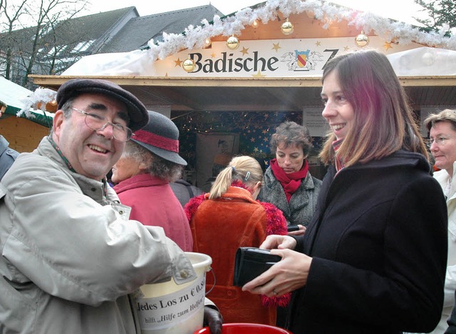 BZ-Tombola auf dem Weihnachtsmakt: Jeder Loskauf hilft Helfen.    | Foto: Barbara Ruda