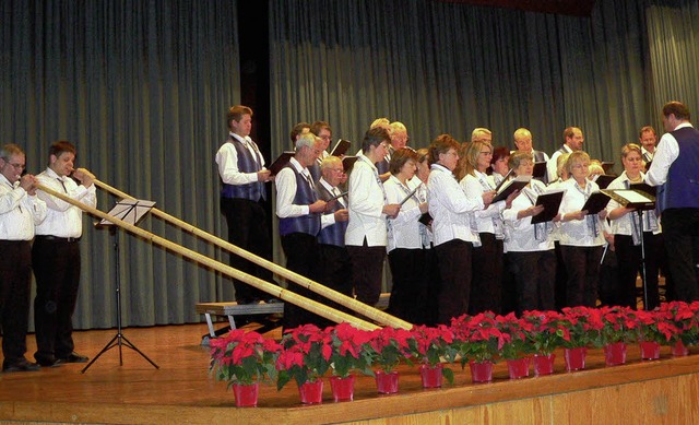 Der Gesangverein Wiechs mit zwei Alpho...rzen der AWO-Gste in der Stadthalle.   | Foto: Georg Diehl