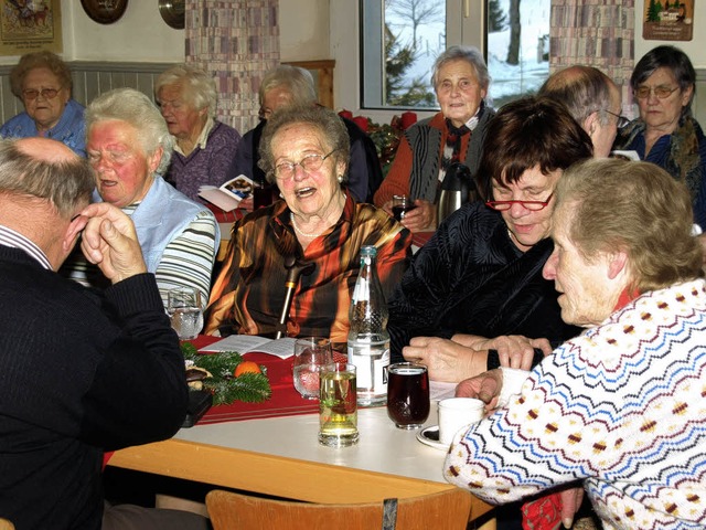 Fleiig sangen die Senioren bei den We... und nach dem Kaffeetrinken anstimmten  | Foto: Karin Stckl-Steinebrunner