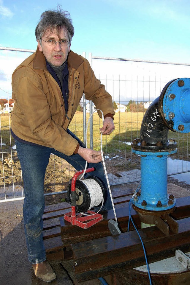 Geologe Eugen Funk nimmt regelmig Wa...das  von den Behrden kommen soll.      | Foto: Jrgen Mller