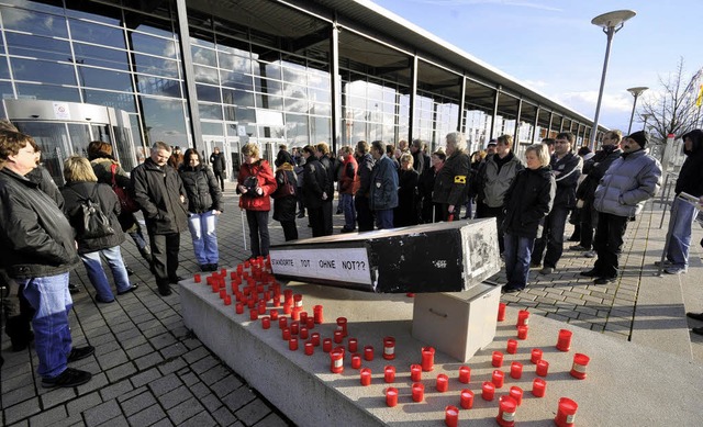 Fast schon mit Resignation demonstrier...om-Mitarbeiter gestern auf der Messe.   | Foto: Ingo Schneider