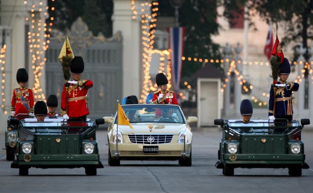 Thailands Knig Bhumibol (Mitte) hat g...urtstags am Freitag gehalten   wurde.   | Foto: DPA