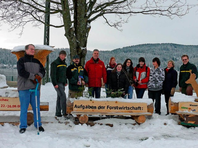 Frster und Schler der Hauptschule Sc...dzug&#8220; offiziell an die Gemeinde.  | Foto: Ute Aschendorf