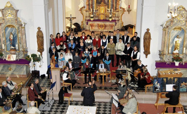 Wunderbares Ambiente: Die alpenlndisc...t in der St. Vituskirche in Amoltern.   | Foto: Roland Vitt