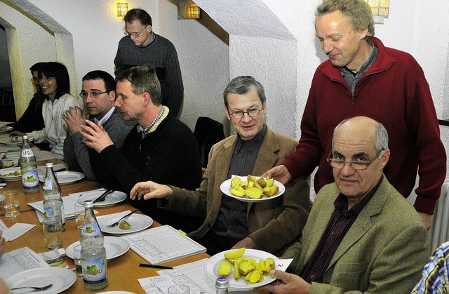 Wie schmeckt die Kartoffel? Im Landwir...mt Hochburg testeten dies Experten.     | Foto: Dieter Erggelet