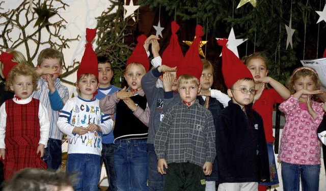 Die Kinder des Kindergartens Bienenkor...eihnachtlichen Unterhaltungsprogramm.   | Foto: Vitt