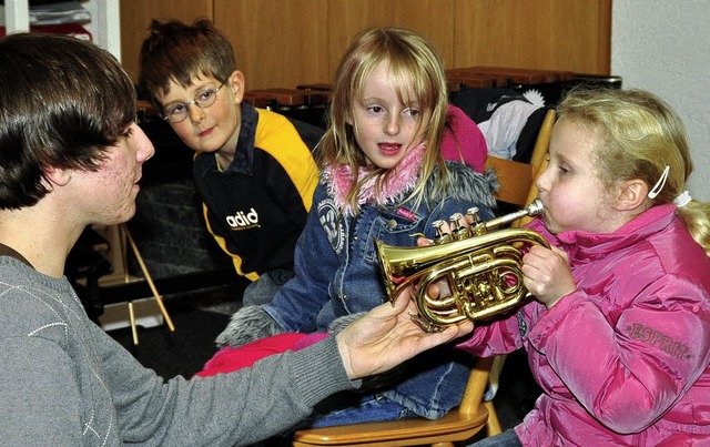 Mit Untersttzung von Felix Huber (lin... die Kinder der Trompete einige Tne.   | Foto: Stefan Pichler