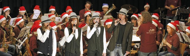 Mit Zipfelmtzen  auf dem Kopf prsent...er ihre &#8222;Christmas Show&#8220;.   | Foto: H. Fssel