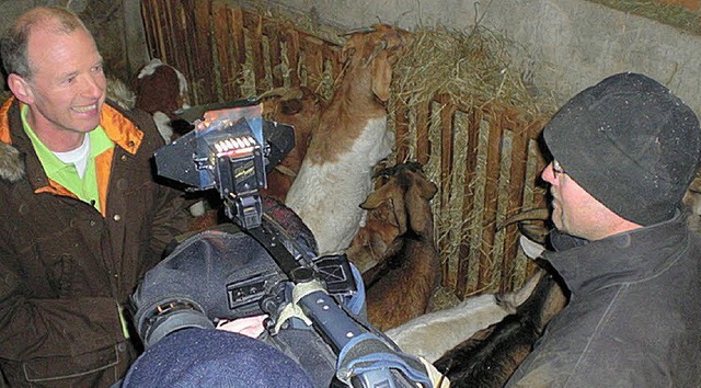 Im Ziegenstall von Wolfgang Winterhalder (rechts).    | Foto: heidi beha