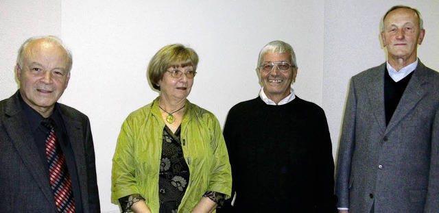 Pfarrer Leppert (links) und Siegfried ...bele fr 50 Jahre Mitgliedschaft aus.   | Foto: BZ