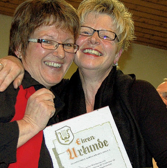 Marita Stterlin (links) ehrte Vera Kuny   | Foto: Petra Mller