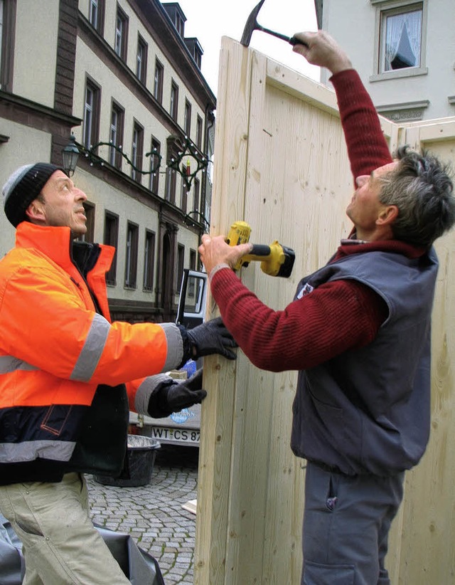 Passt: Bauhofmitarbeiter stellen die n...ttchen fr den Weihnachtsmarkt auf.    | Foto: siebold
