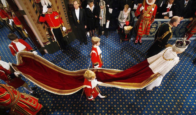 Queen Elizabeth II. gestern auf dem Weg zur Thronrede in Westminster.    | Foto: AFP