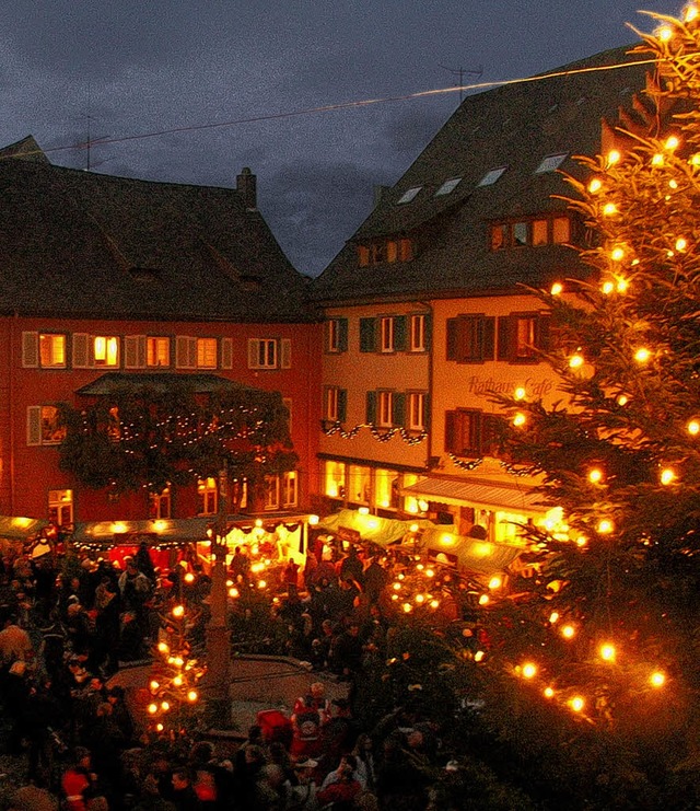 Lichterglanz und Tannengrn in der Staufener Altstadt.   | Foto: Markus Donner