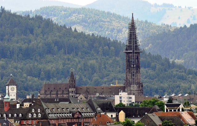 Wahrzeichen der Stadt und der Region: ...Mnster mit seinem berhmten Westturm.  | Foto: Ingo Schneider