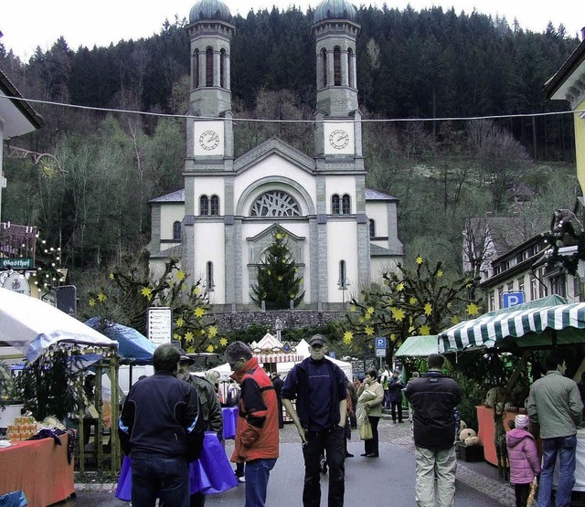 Im winterlich-weihnachtlichen Todtnau ... Sterne an den Bumen am Marktplatz.    | Foto: Ulrike Jger