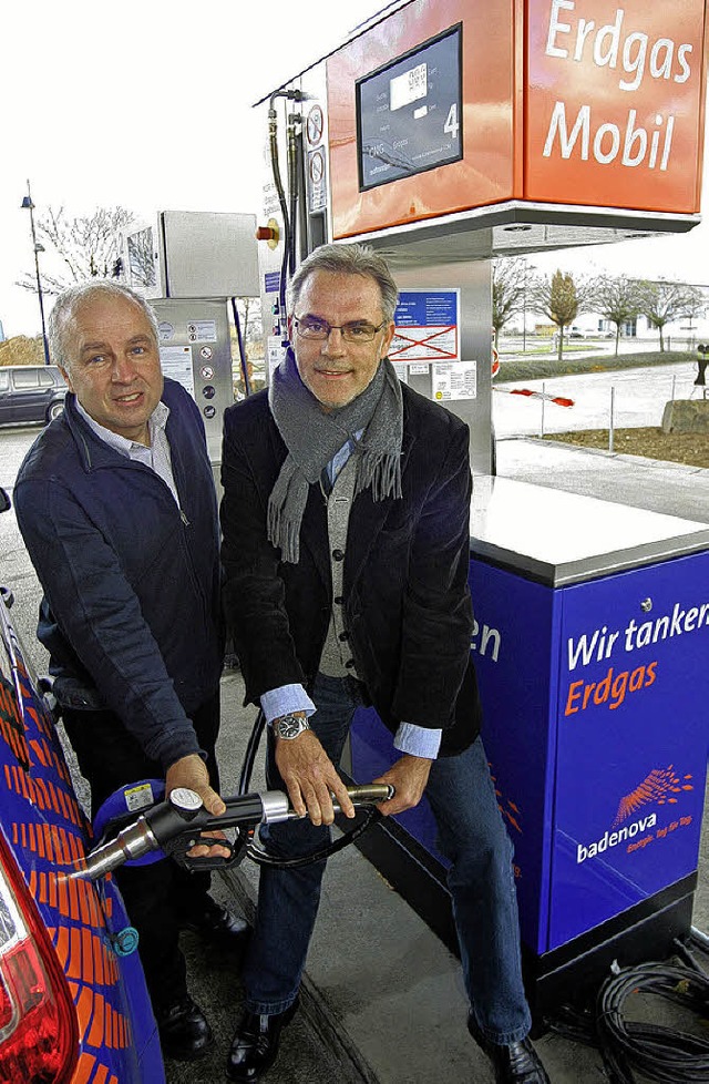 Zwei an der Tankstelle  &#8211; Inhabe...r (links) und Mike Rttger,  Badenova   | Foto: bastian henning