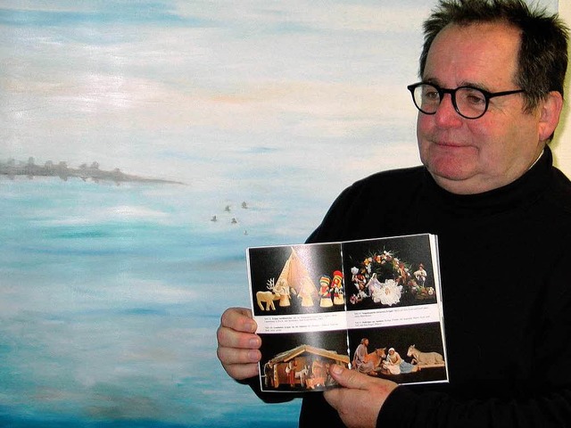 Dr. Armin Leitner zeigt ein Buch mit Krippen aller Welt  | Foto: Jutta Schtz