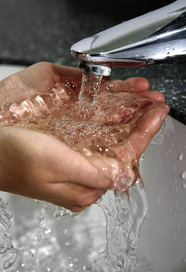 Der Preis fr Trinkwasser in Hausen f...il die Abwassergebhr angehoben wird.   | Foto: dpa