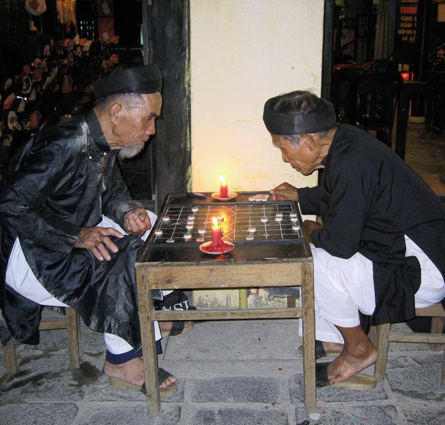 Zwei Vietnamesen beim abendlichen Brettspiel.   | Foto: Dorothere Fleck