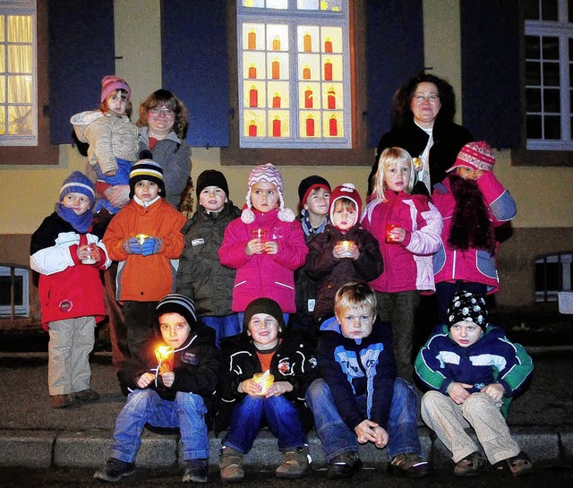 Die Wittenweierer Kinder vor dem ersten Adventsfenster am Pfarrhaus.   | Foto: Wolfgang Knstle