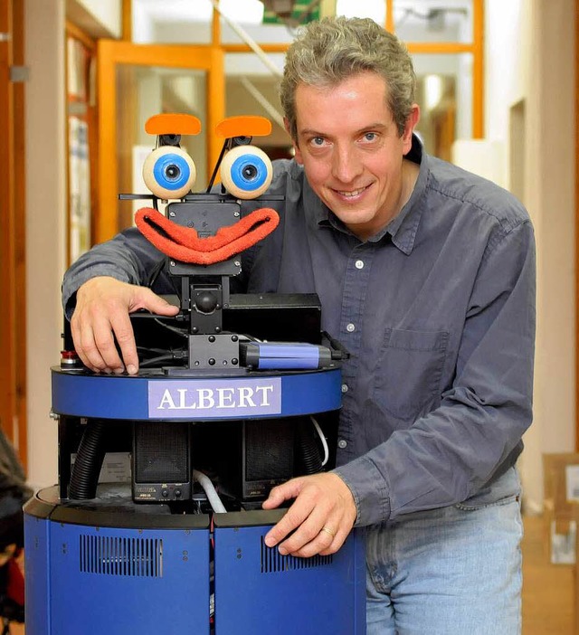 Wolfram Burgard und seine neuestes Roboter-Modell Alberta  | Foto: Ingo Schneider