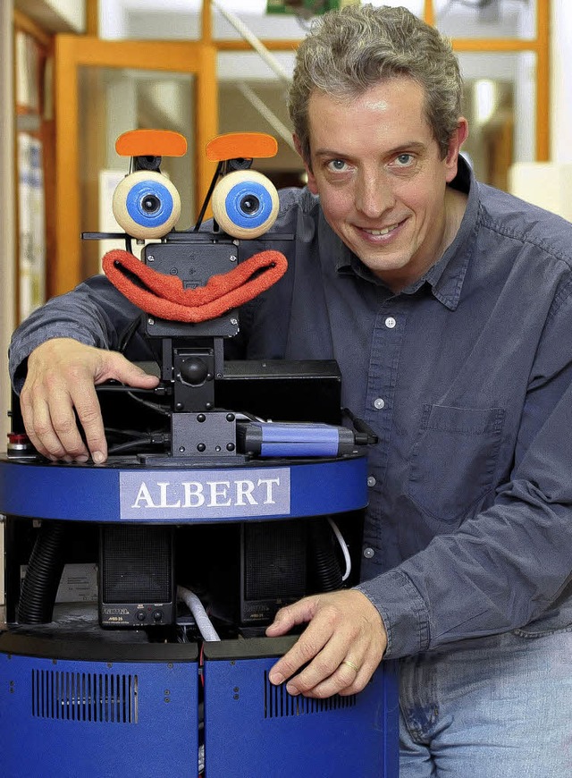 Wolfram Burgard mit  Albert, dem Roboter  | Foto: ingo schneider