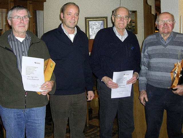 Jrgen Schneider (Zweiter von links), ...s) fr langjhrige Mitgliedschaft aus.  | Foto: elisabeth jakob-klblin