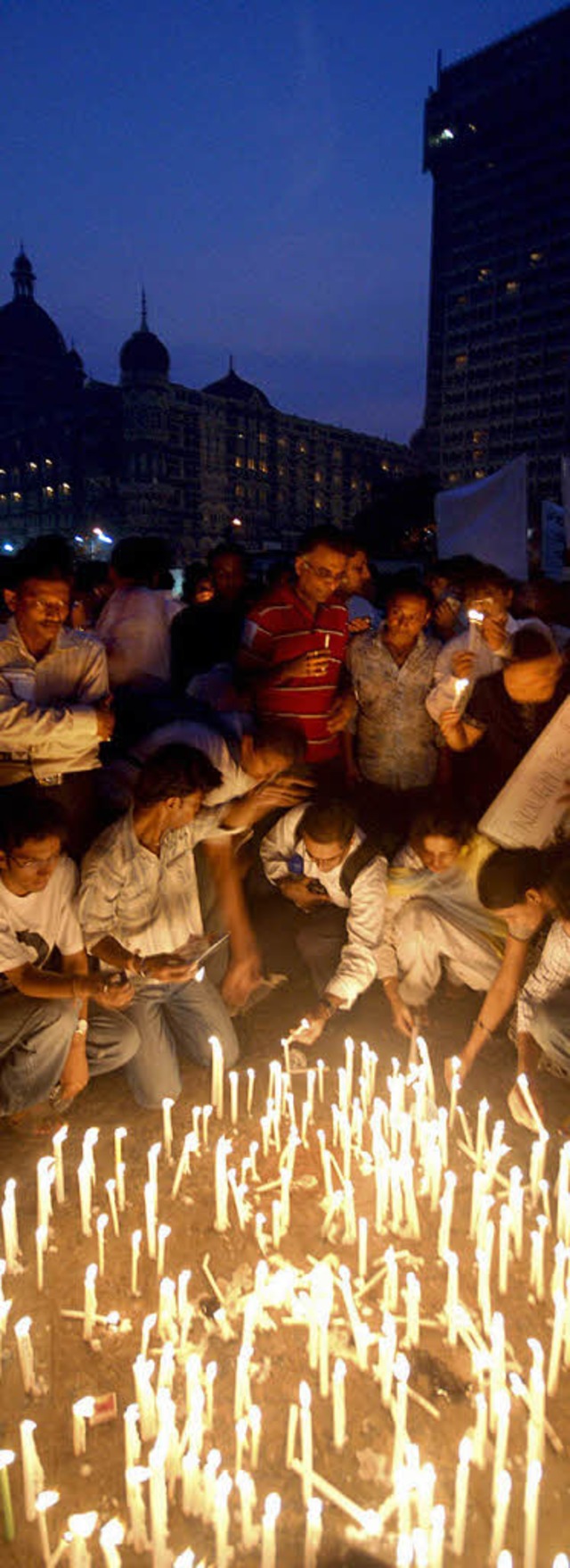 Kerzen erinnern an die Toten der Anschlge von Bombay.  | Foto: dpa