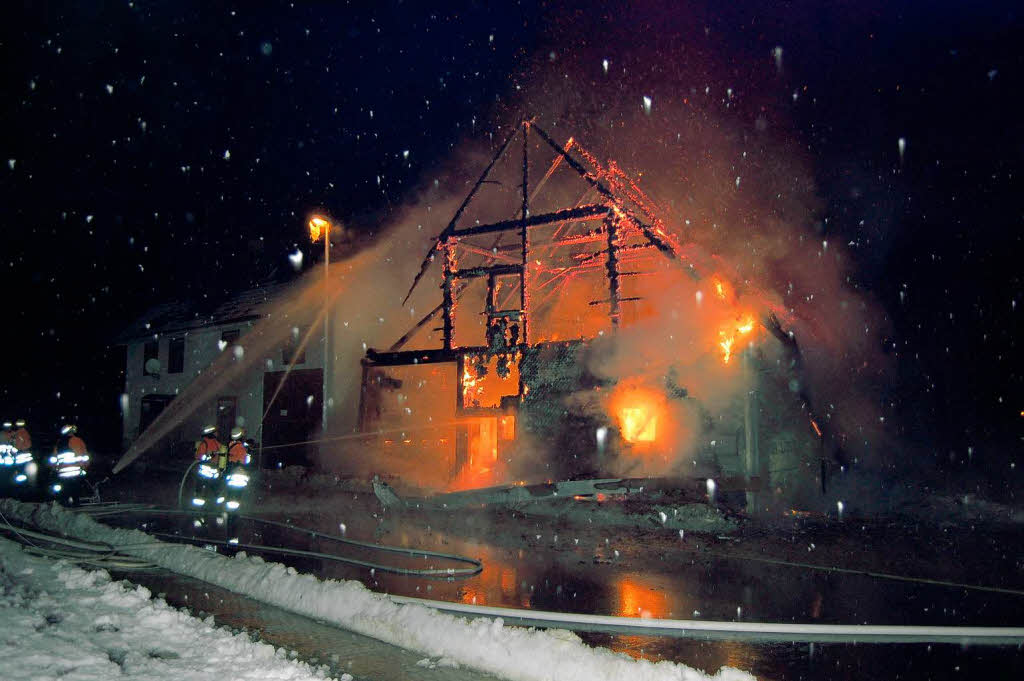 Ein Raub der Flammen wurde e das ehemalige Ökonomiegebäude an der Freiburger Straße in Lenzkirch Ein Raub der Flammen wurde e das ehemalige Ökonomiegebäude an der Freiburger Straße in Lenzkirch