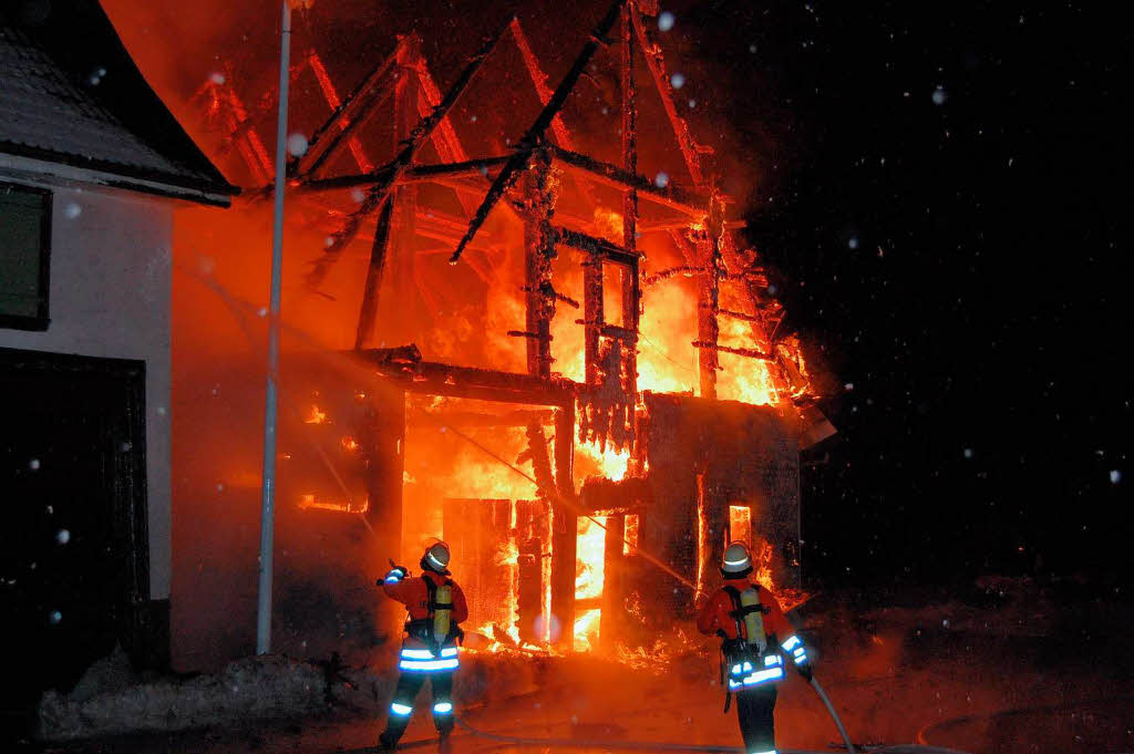 Ein Raub der Flammen wurde e das ehemalige Ökonomiegebäude an der Freiburger Straße in Lenzkirch Ein Raub der Flammen wurde e das ehemalige Ökonomiegebäude an der Freiburger Straße in Lenzkirch