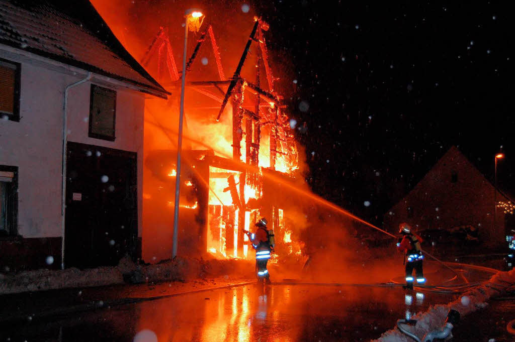 Ein Raub der Flammen wurde e das ehemalige Ökonomiegebäude an der Freiburger Straße in Lenzkirch Ein Raub der Flammen wurde e das ehemalige Ökonomiegebäude an der Freiburger Straße in Lenzkirch