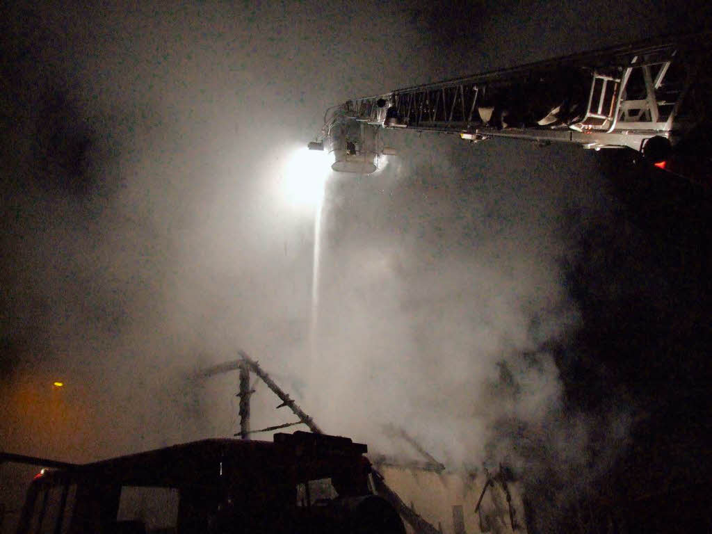 Großeinsatz der Feuerwehr im Schneeregen in Lenzkirch Großeinsatz der Feuerwehr im Schneeregen in Lenzkirch