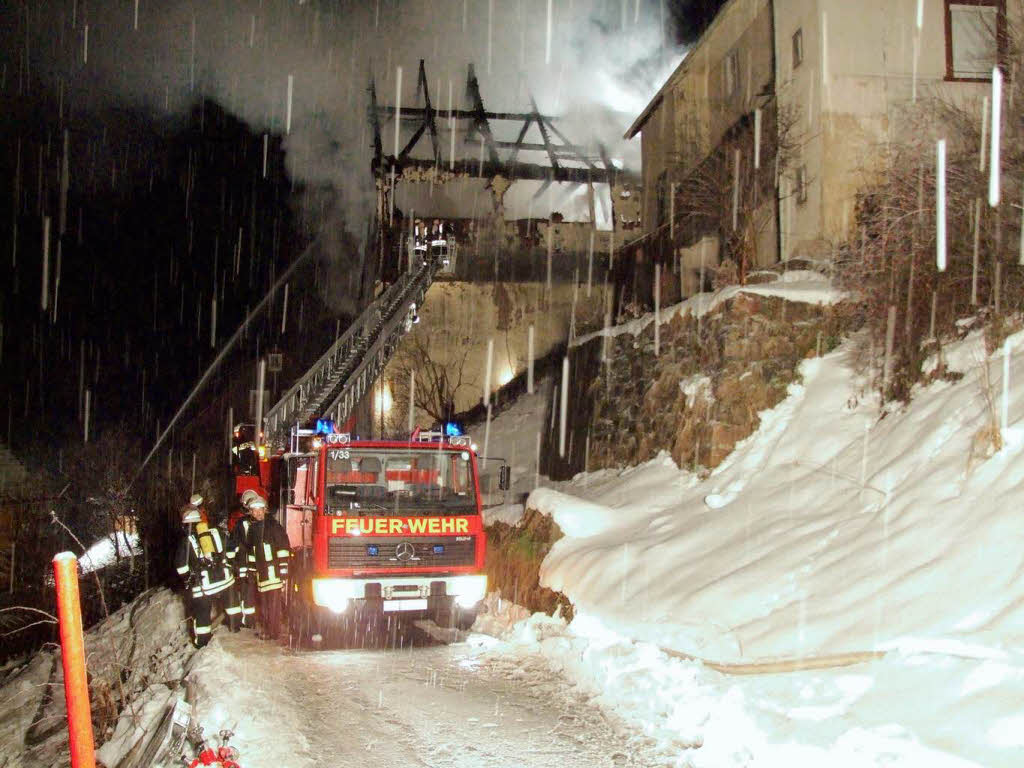 Großeinsatz der Feuerwehr im Schneeregen in Lenzkirch Großeinsatz der Feuerwehr im Schneeregen in Lenzkirch