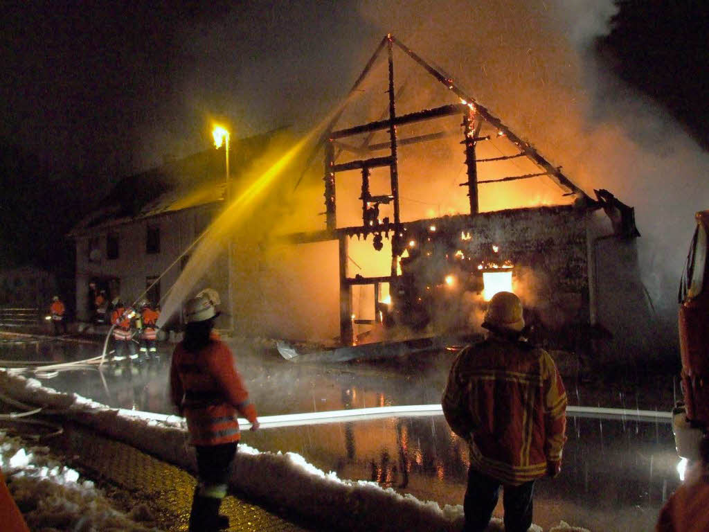 Großeinsatz der Feuerwehr im Schneeregen in Lenzkirch Großeinsatz der Feuerwehr im Schneeregen in Lenzkirch