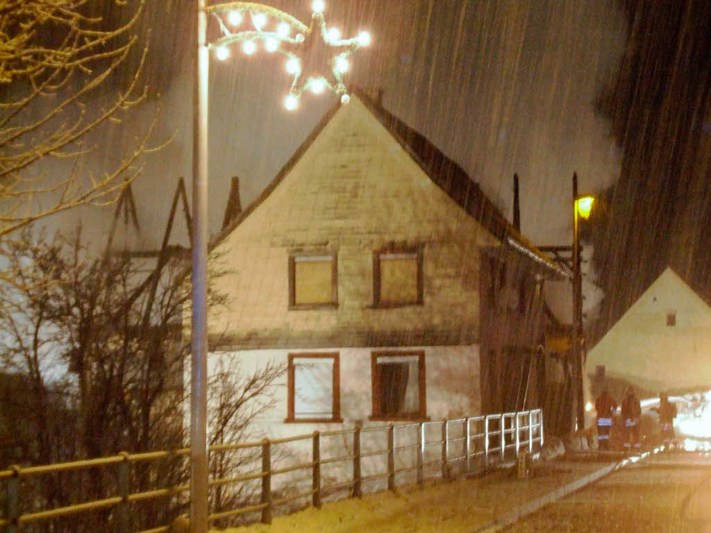 Großeinsatz der Feuerwehr im Schneeregen in Lenzkirch Großeinsatz der Feuerwehr im Schneeregen in Lenzkirch