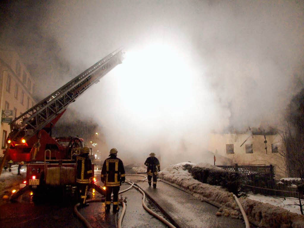 Großeinsatz der Feuerwehr im Schneeregen in Lenzkirchh Großeinsatz der Feuerwehr im Schneeregen in Lenzkirchh
